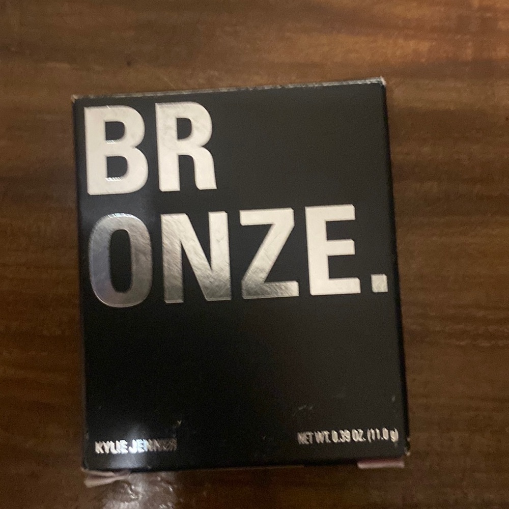 Kylie Jenner Bronzing powder- Tawny Mami